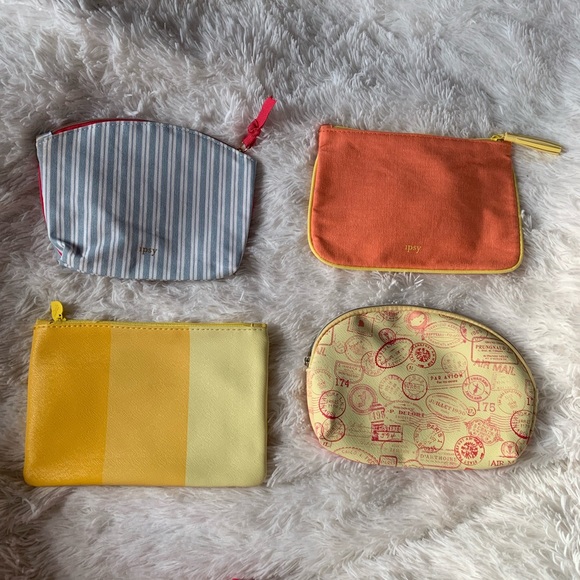 FREE MAKEUP BAG WITH ANY PURCHASE - Picture 2 of 4